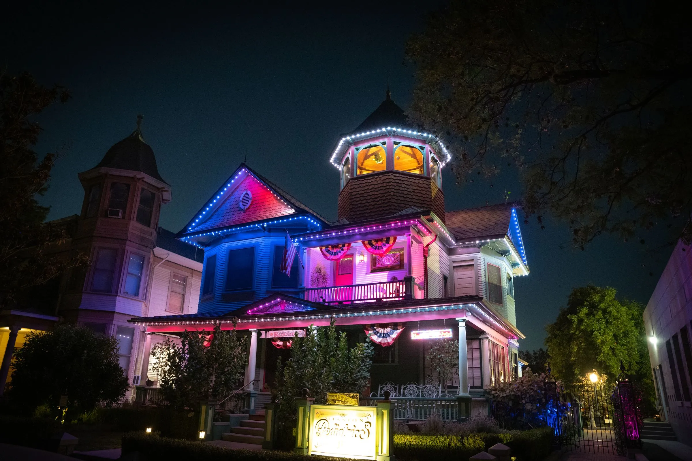 Holiday Lighting, Handled